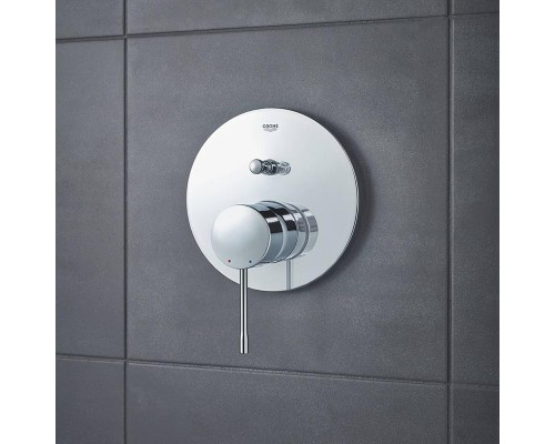 Смеситель Grohe Essence 24058001 для ванны и душа, хром Смеситель Grohe Essence 24058001 для ванны и душа, хром
