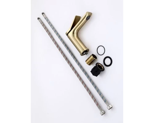 Смеситель для раковины в ванную низкий из латуни WaterHouse (матовое золото)