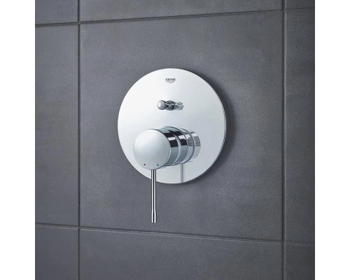 Смеситель Grohe Essence 24058001 для ванны и душа, хром
